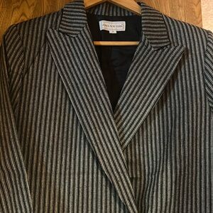 Vintage 80s Jones of New York blazer Size 8 - shoulder pads. Great modern look.
